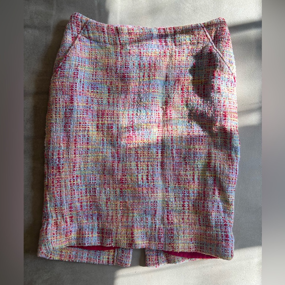 Multicolored tweed pencil skirt.
